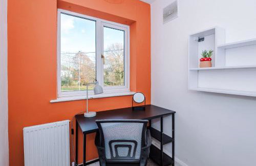 The Lyme Lounge - Contemporary & Stylish 3BR Home - Sleeps 7 with Parking & Wi-Fi - Perfect For Business or Work Stays - By Parydise Properties - Foto 20