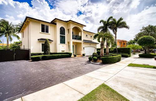 Luxury Tropical Living , 4BR w Backyard Pool Oasis - Foto 46