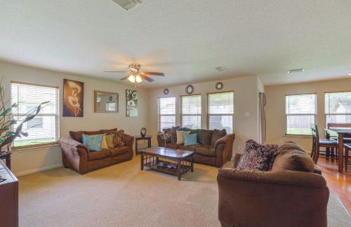 7 Mi to Downtown Baytown Spacious Home with Yard - Foto 4