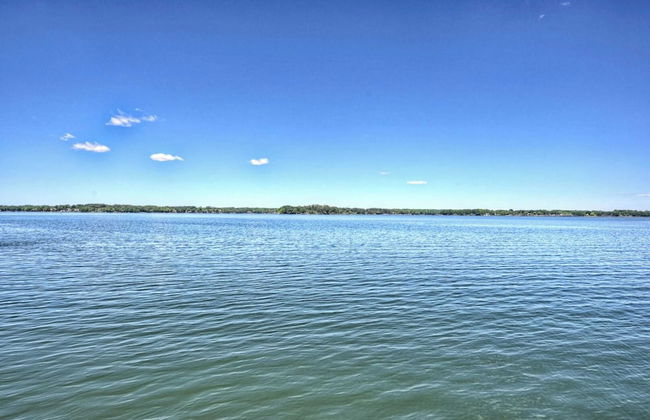 Water, Water Everywhere by Avantstay Pool + Dock - Foto 19