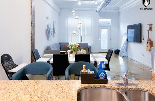 The Stallion #104 - Brand New Modern Spacious Loft with Patio - Walkable to attractions - Foto 9