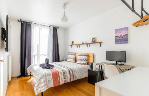 Transports, parking, A/C & equipped for long stays - Foto 16