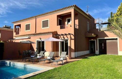 Gated Family Villa with Private Pool and Garden - Foto 4