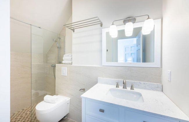 Historic Heartbeat 2BR Townhouse in Central Bliss - Foto 15