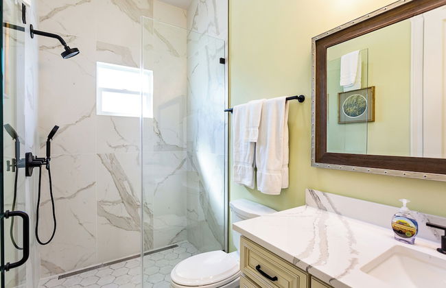 Imola: Newly Remodeled Pool Home Minutes from Vanderbilt Beach. Family-Friendly Retreat with 4 BR, 3.5 Bathrooms, and Private Screened Pool. Perfect Location Near Mercato and Naples Attractions - Foto 44