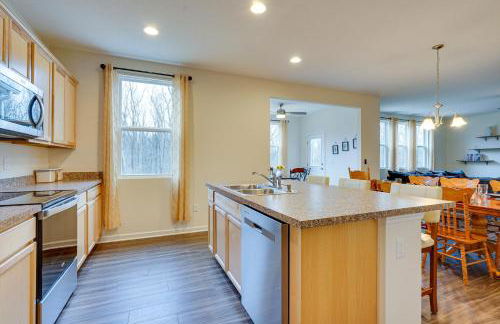 Private Backyard! Spacious Home 25 Mi to Columbus - Foto 8