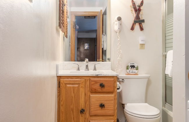 Cozy Seven Springs 1 Bedroom Deluxe Condo with Private Deck by RedAwning - Save 10% on 3 Nights, 15% on 5 Nights! - Foto 7