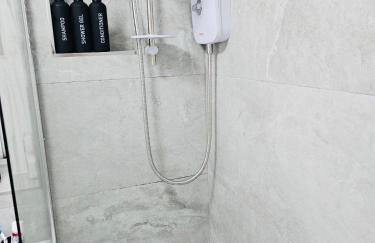 Stylish 3 Bed Home With Garden & Free Parking - Foto 8