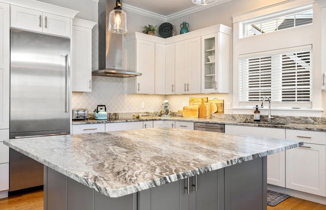 Golf-front Personal Arcade Hot tub Outdoor Kitchen - Photo 10