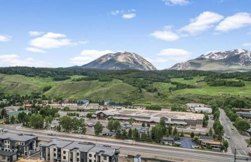 4-Season Modern Mountain Penthouse with Private Hot Tub & Scenic Views - Foto 41