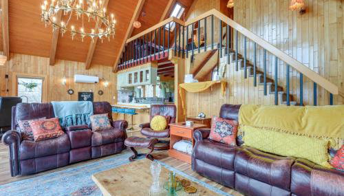 Deck, Mountain Views Colorful Retreat in Vernon! - Foto 1