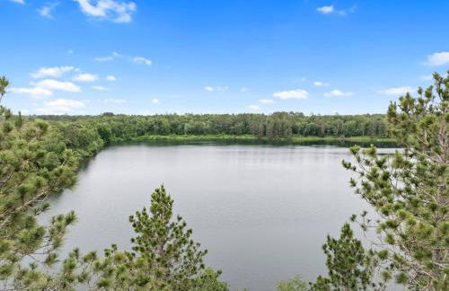 Large Home with lake views and space to entertain friends - Foto 26