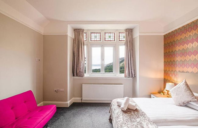 Delightful Holiday Home With sea Views and Hot Tub - Photo 8