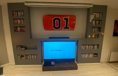 Sleeps 18 Double Decker Bus Hot Tub Sauna Cinema Pets - Foto 10