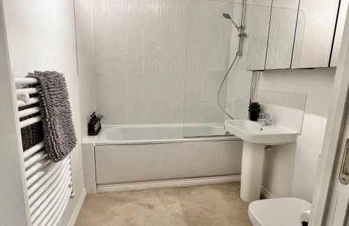 Families, Contractors, BIG bedrooms and Secure parking - Foto 18