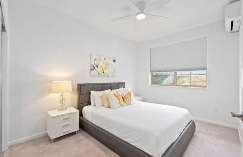 # Marbella Lane-Elegant 3BR Getaway with Superb Views - Foto 27