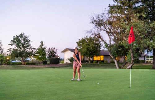 Riverfront Beauty with Pickle Ball Court - Foto 70