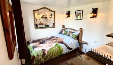 Thors Cave Cabin, Peak District - Photo 3