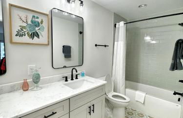 Elegant Family Home near Downtown - Foto 31