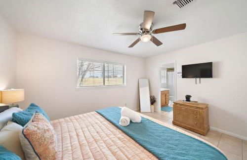 Covered Back Patio Covered Parking Game Room WIFI Smart TV's every room Washer & Dryer - Foto 16