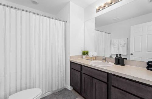 Luxe 2BR Townhome | Pool | Close to Beach - Foto 25