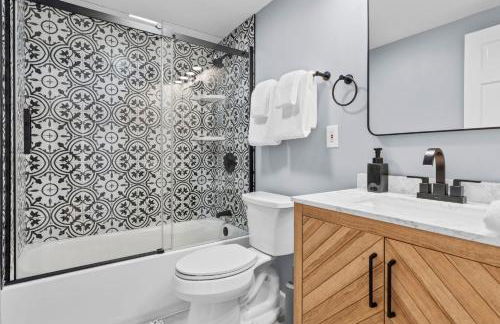 Family Walk to Craigville BeachBright 4BR Coastal Retreat - Foto 38