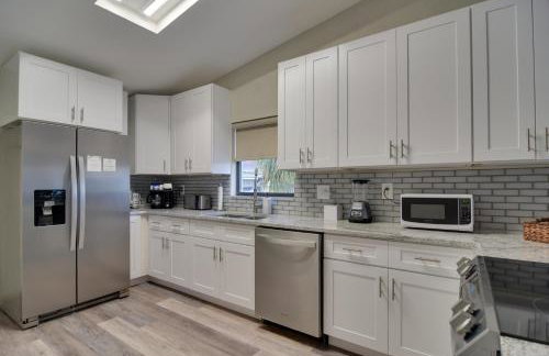 Ideally Located Palm Harbor Condo Walk Downtown! - Foto 2