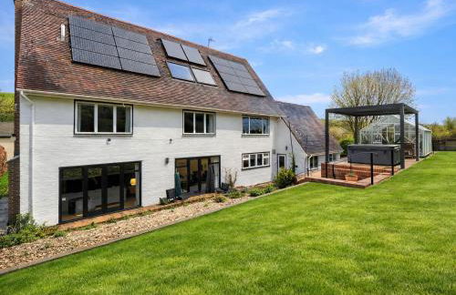 Blackthorn House - Photo 1