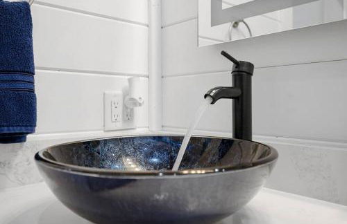 Diamond Cabin w/ jet shower & secluded back deck! - Foto 41