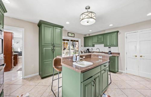 3BR Cozy Family Home with HotTub & Spacious Backyard - Foto 42