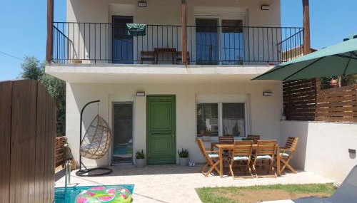 Abigails Pool House - Photo 2