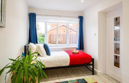 Award Winning Beautiful House in South Cambridge, 14-Min Drive to the City Centre, Free Parking, No Sofabeds, Sleeps 6 - Photo 13