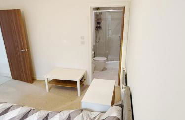 Modern 1 Bedroom Ensuite Huge Open Plan Living with Balcony 2 Bathroom - Foto 7