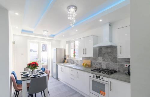 Open Mind Property - 6 Luxury Bedrooms with Free Parking - Photo 2