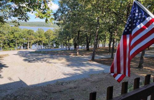 Gigi's Spacious Lakefront with Boat Ramp Access!! Newly Remodeled, Sleeps 8! - Foto 23