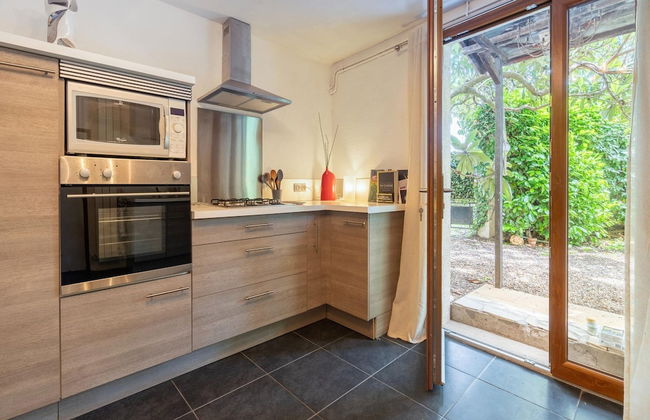 Majestic Holiday Home in Laroque With hot tub - Foto 11