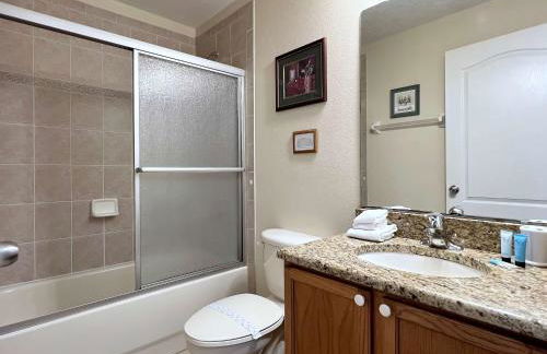 Lovely Lakeside 4-Bed Pool Home at Villa Sol-3125 - Foto 23