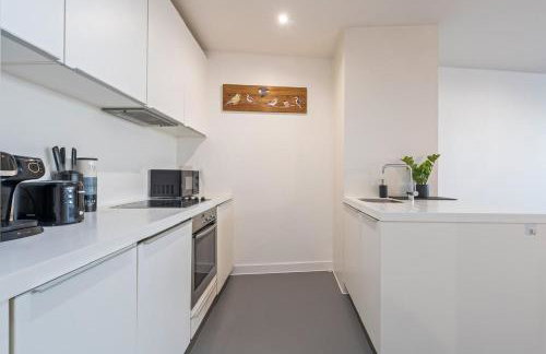 High-Rise Luxury 2-Beds and 2-Baths - Central - Relocation, and Family Friendly - Foto 17
