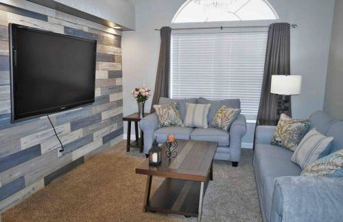 Peachland getaway with pool and tiki bar - Foto 18