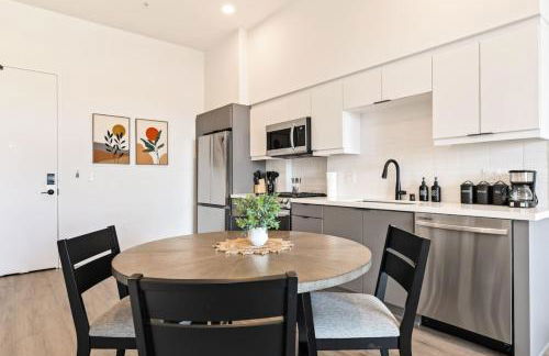 Modern Living, Stunning city views, 1Mile to Dodger Stadium - Photo 4