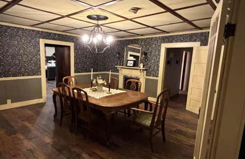 Classic Lakeside Estate Stay with Cozy Living Spaces & Outdoor Adventures in Kuttawa, Kentucky - Foto 5