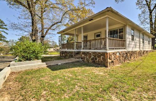 Charming Home with Porch Walk to Greers Ferry Lake! - Foto 4