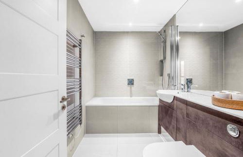 Two BDR Apt By Stay Aura Short Lets & Serviced Accommodation London With Free WiFi, Parking & 10 Min to Brentford Stadium - Foto 7