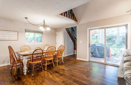 Cozy 3Br Fire Pit Hammock 2 Minutes to Beach - Foto 8