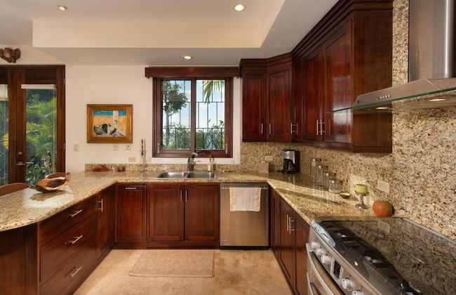 Exquisite Hilltop Villa with Luxurious Modern Design, Sweeping Ocean Views & Sparkling Infinity Pool - Foto 9