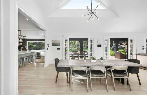 Wainscott Woods by Rove Travel - Luxe Estate with Pool - Foto 10