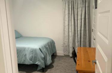 Modern Pine-Scented Retreat – 30 Mins to Beach! home - Foto 38