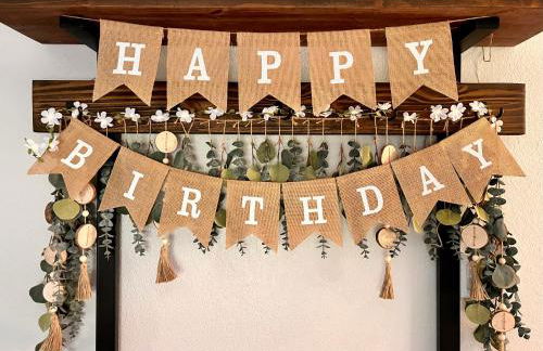 Modern & Cozy on Private Lane, Minutes to Airport - Foto 49