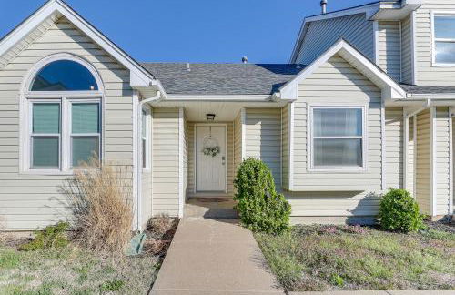Wichita Townhome with Patio 9 Mi to Downtown! - Foto 3