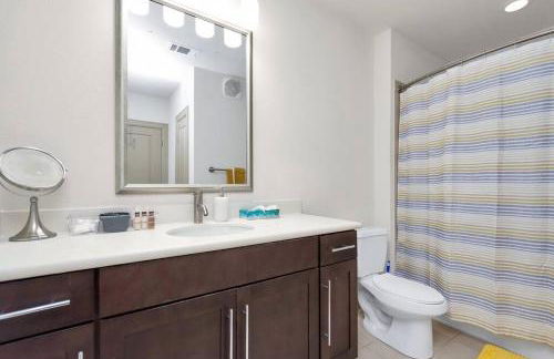 Stylish Open Concept Apt with King Bed, walking distance from NRG Texans Stadium, 1 mile to Med Center, Free Parking - Foto 21